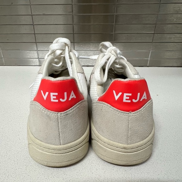 Veja Sneakers - Picture 2 of 8